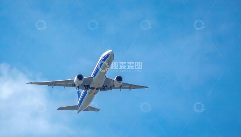高清大图下载【趣麦麦图】蓝天中翱翔的蓝白相间民航机