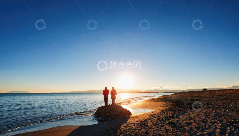 高清大图下载【趣麦麦图】夕阳下海滩上两人相依的身影