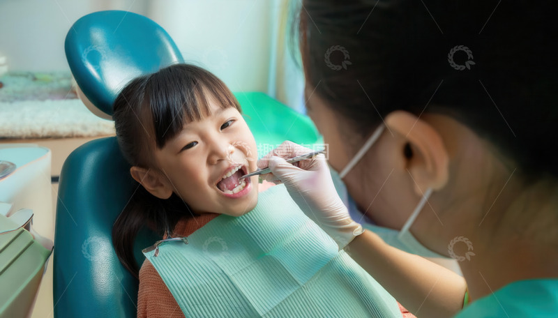 高清大图下载【趣麦麦图】牙医为小女孩温柔检查牙齿