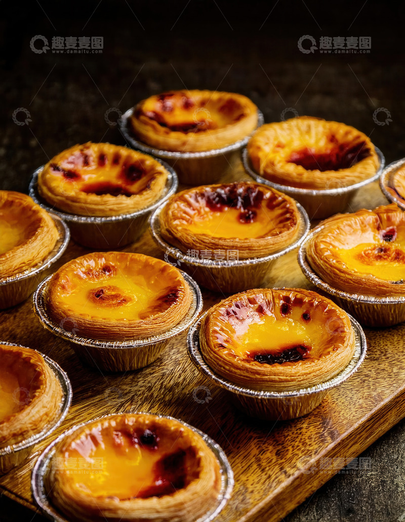 高清大图下载【趣麦麦图】木盘上摆放着诱人的焦斑蛋挞