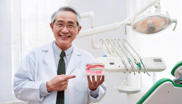 牙医展示牙齿模型讲解口腔知识