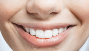 展现自信笑容的一口洁白牙齿