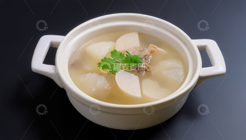 高清大图下载【趣麦麦图】香浓萝卜排骨汤盛于白色汤碗