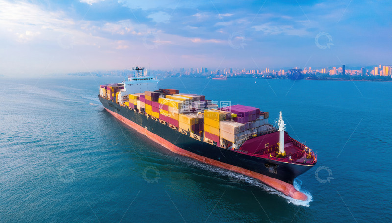 高清大图下载【趣麦麦图】彩箱货轮驶向远方城市海岸线
