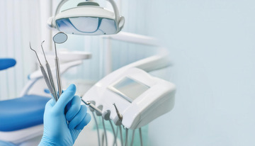 戴手套的手展示各类牙科工具