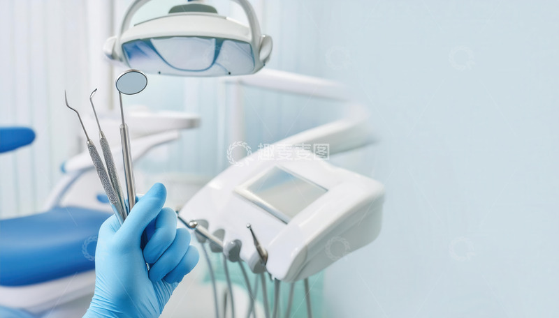 高清大图下载【趣麦麦图】戴手套的手展示各类牙科工具