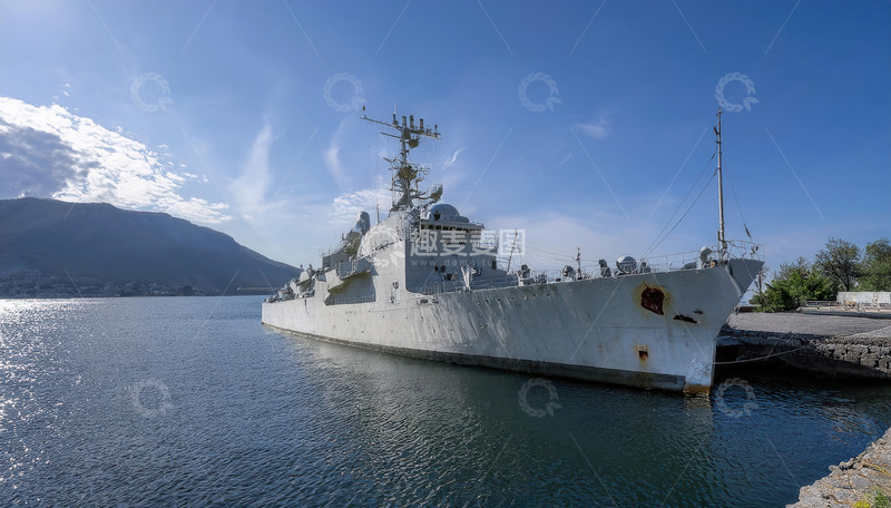 高清大图下载【趣麦麦图】军舰停靠在山水环绕的码头