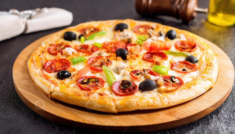 高清大图下载【趣麦麦图】木盘上的缤纷蔬果橄榄风味披萨