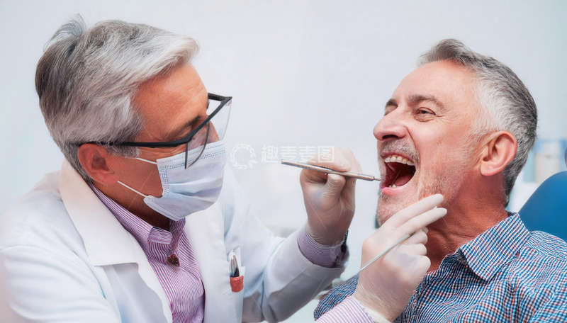 高清大图下载【趣麦麦图】牙医为老年患者仔细检查牙齿