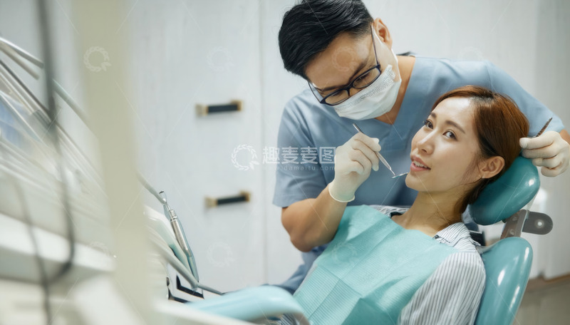 高清大图下载【趣麦麦图】男牙医为女患者专注检查牙齿