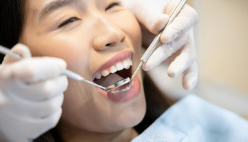 牙医为患者温柔检查口腔牙齿