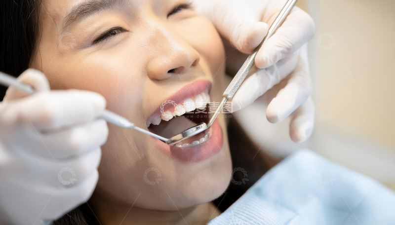 高清大图下载【趣麦麦图】牙医为患者温柔检查口腔牙齿