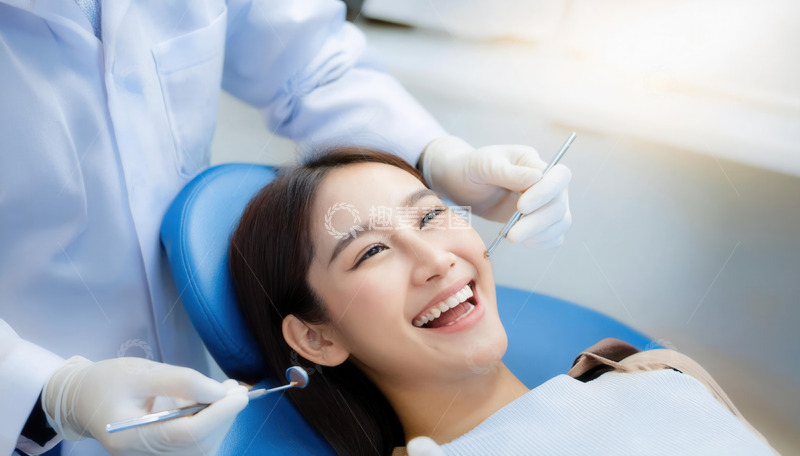 高清大图下载【趣麦麦图】牙医为女士愉快进行牙齿检查