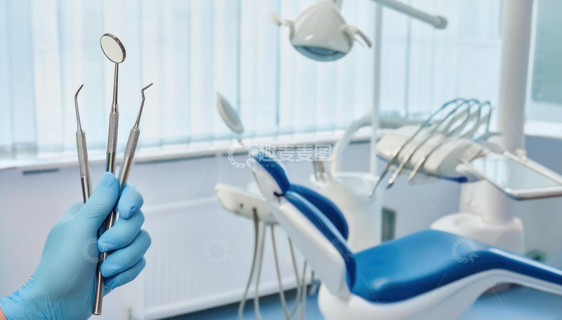 高清大图下载【趣麦麦图】戴手套的手持多种牙科检查工具