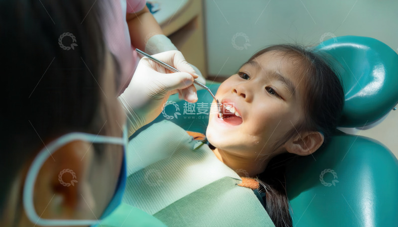 高清大图下载【趣麦麦图】小女孩在牙科椅上接受牙齿检查