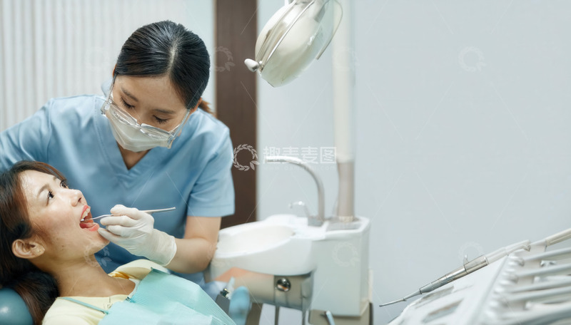 高清大图下载【趣麦麦图】女牙医为患者细心进行口腔检查