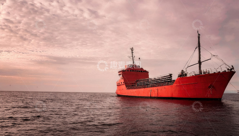 高清大图下载【趣麦麦图】红货船在粉紫天际下的海洋航行