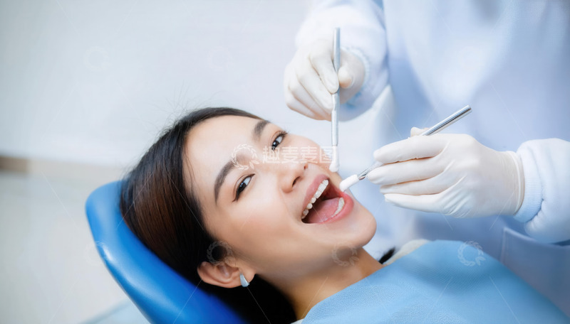 高清大图下载【趣麦麦图】牙医为女士进行牙齿细致检查