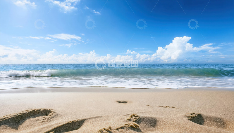 高清大图下载【趣麦麦图】蓝天碧海下沙滩上的串串脚印