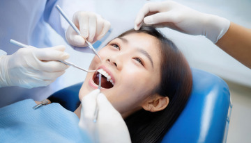 牙医为患者细心进行口腔检查