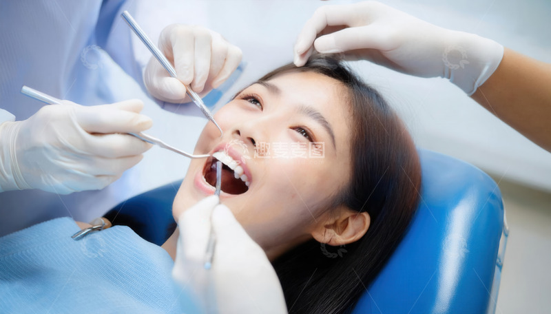 高清大图下载【趣麦麦图】牙医为患者细心进行口腔检查