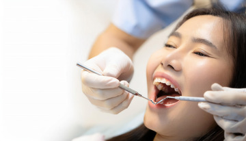 牙医为女士细致检查口腔牙齿