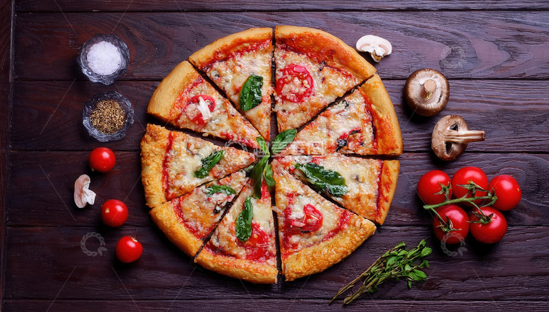高清大图下载【趣麦麦图】木桌上的蔬果蘑菇美味披萨