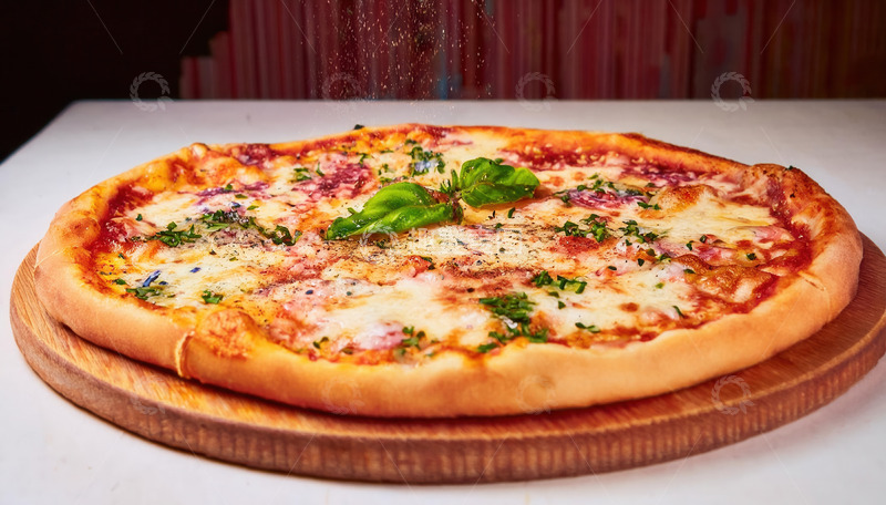 高清大图下载【趣麦麦图】木盘上的罗勒叶风味丰富披萨