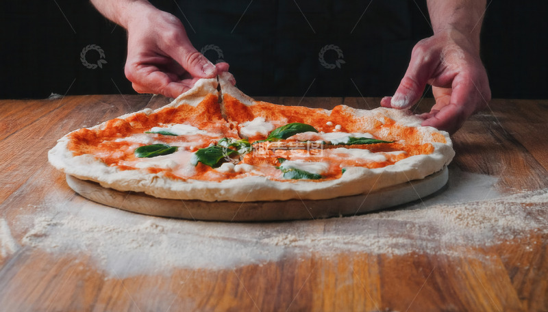 高清大图下载【趣麦麦图】双手切分木盘上的罗勒叶披萨