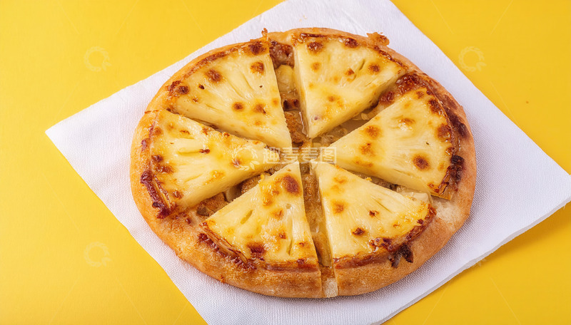 高清大图下载【趣麦麦图】黄底纸巾上的菠萝芝士披萨切片