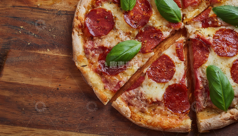 高清大图下载【趣麦麦图】木桌上的香肠罗勒叶美味披萨