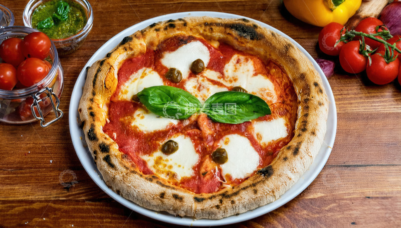 高清大图下载【趣麦麦图】木桌上摆盘精致的罗勒叶披萨