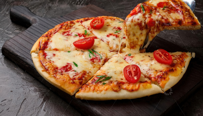 高清大图下载【趣麦麦图】黑木板上拉丝的番茄芝士披萨