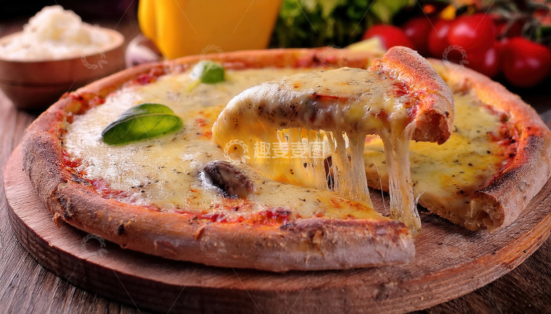 高清大图下载【趣麦麦图】木盘上拉丝的芝士蘑菇美味披萨