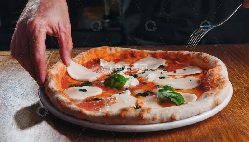 高清大图下载【趣麦麦图】手叉协作准备享用的罗勒叶披萨