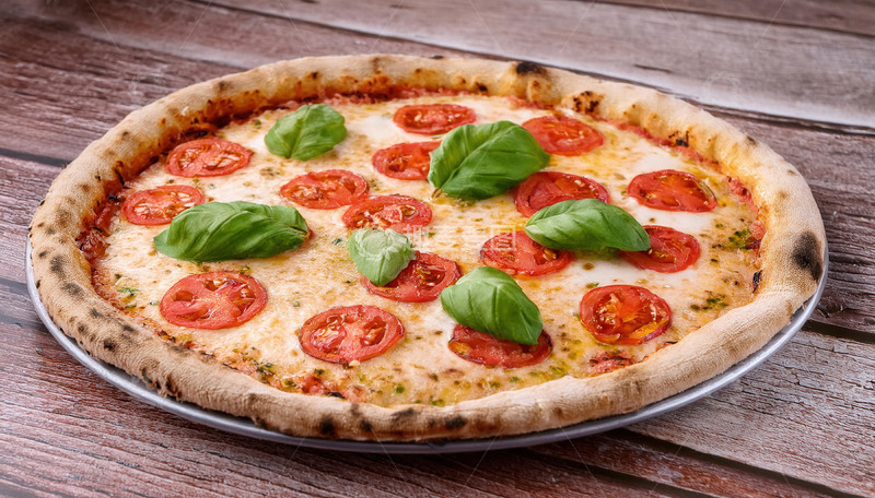 高清大图下载【趣麦麦图】木桌上的番茄罗勒叶清新披萨