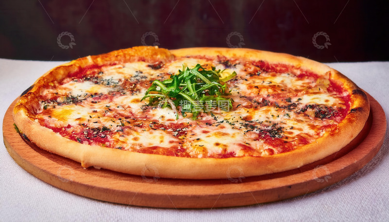 高清大图下载【趣麦麦图】木盘上的芝士香草丰富美味披萨