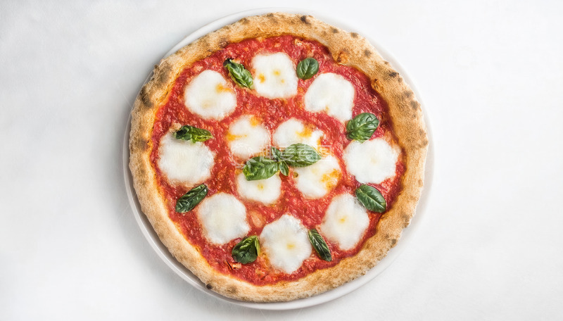高清大图下载【趣麦麦图】盘中罗勒叶配马苏里拉芝士披萨