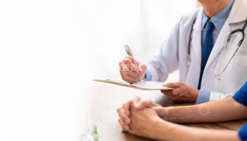 高清大图下载【趣麦麦图】医生专注记录，耐心问诊患者