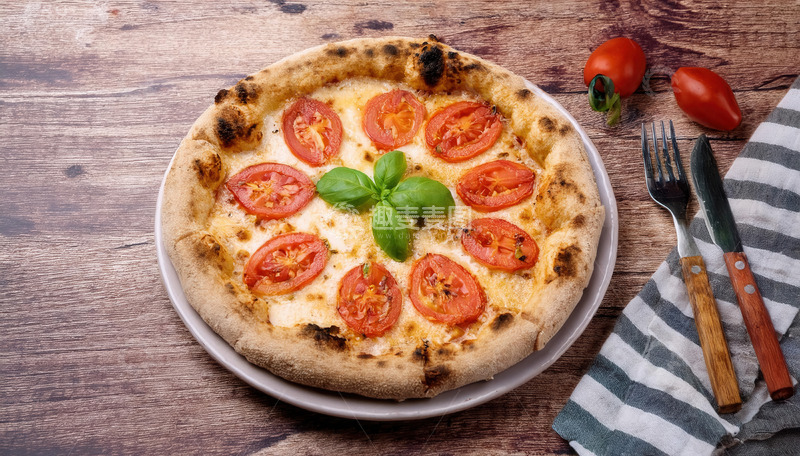 高清大图下载【趣麦麦图】木桌上的番茄罗勒叶美味披萨
