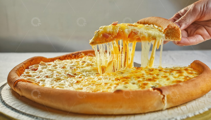 高清大图下载【趣麦麦图】手拎拉丝芝士披萨，诱人美味