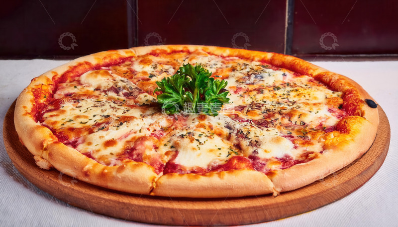 高清大图下载【趣麦麦图】木盘上的香草点缀美味芝士披萨