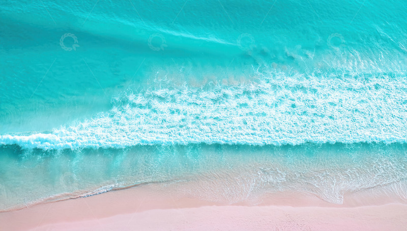 粉沙滩邂逅蓝海浪的梦幻画面