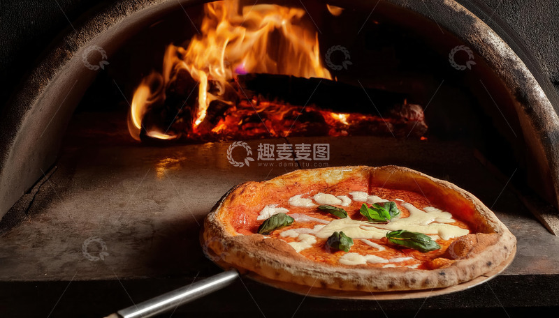 高清大图下载【趣麦麦图】烤炉前的罗勒叶芝士美味披萨
