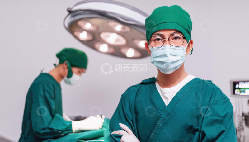 高清大图下载【趣麦麦图】-手术室中医生，尽显专注专业