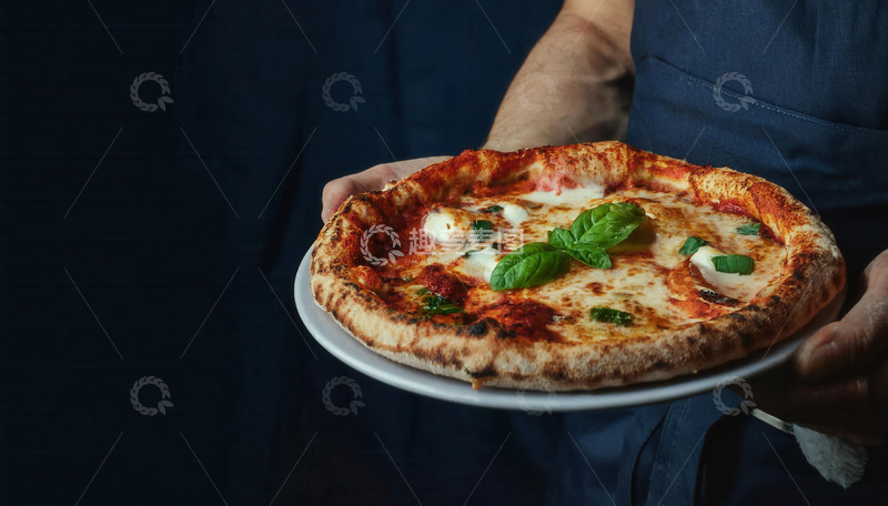 高清大图下载【趣麦麦图】厨师手中的罗勒叶风味美味披萨