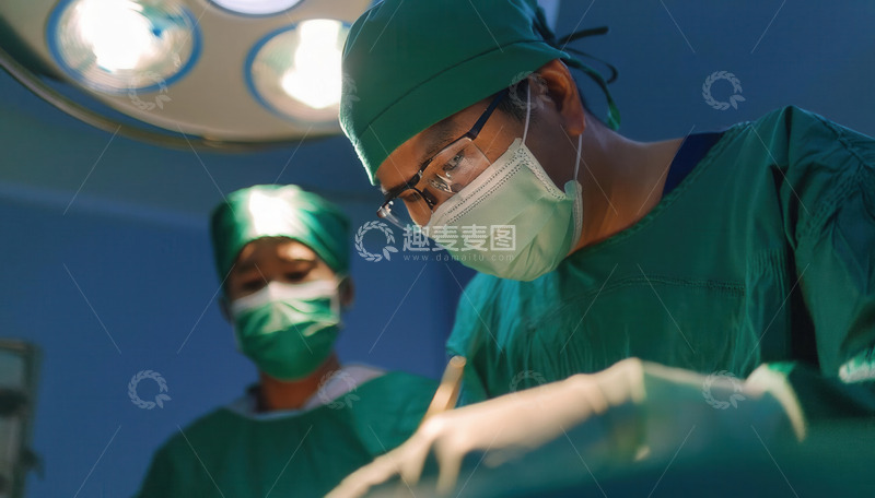 高清大图下载【趣麦麦图】手术室里医生专注手术操作