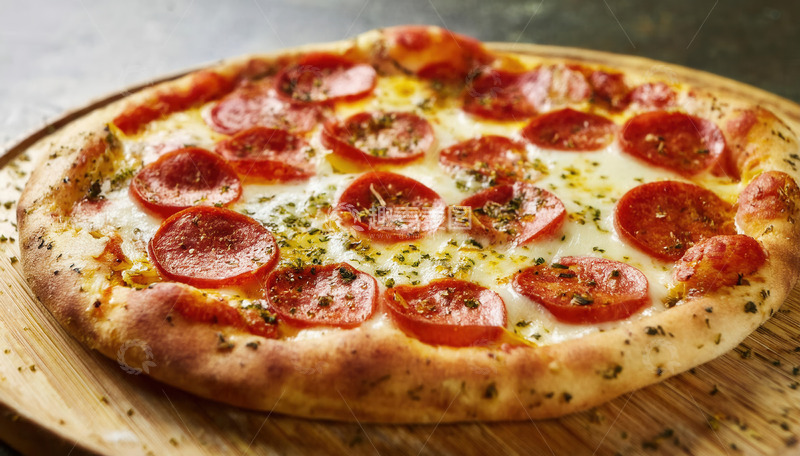 高清大图下载【趣麦麦图】木盘上的香肠番茄风味披萨