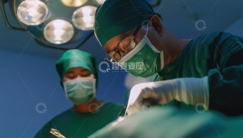 高清大图下载【趣麦麦图】医生手术室中专注进行手术