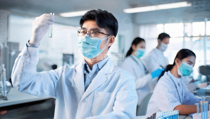 高清大图下载【趣麦麦图】-科研人员专注进行实验操作